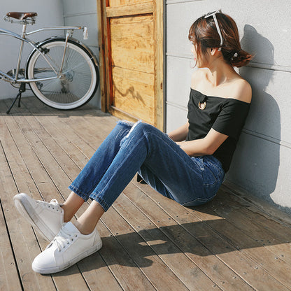 High-waisted ripped jeans woman